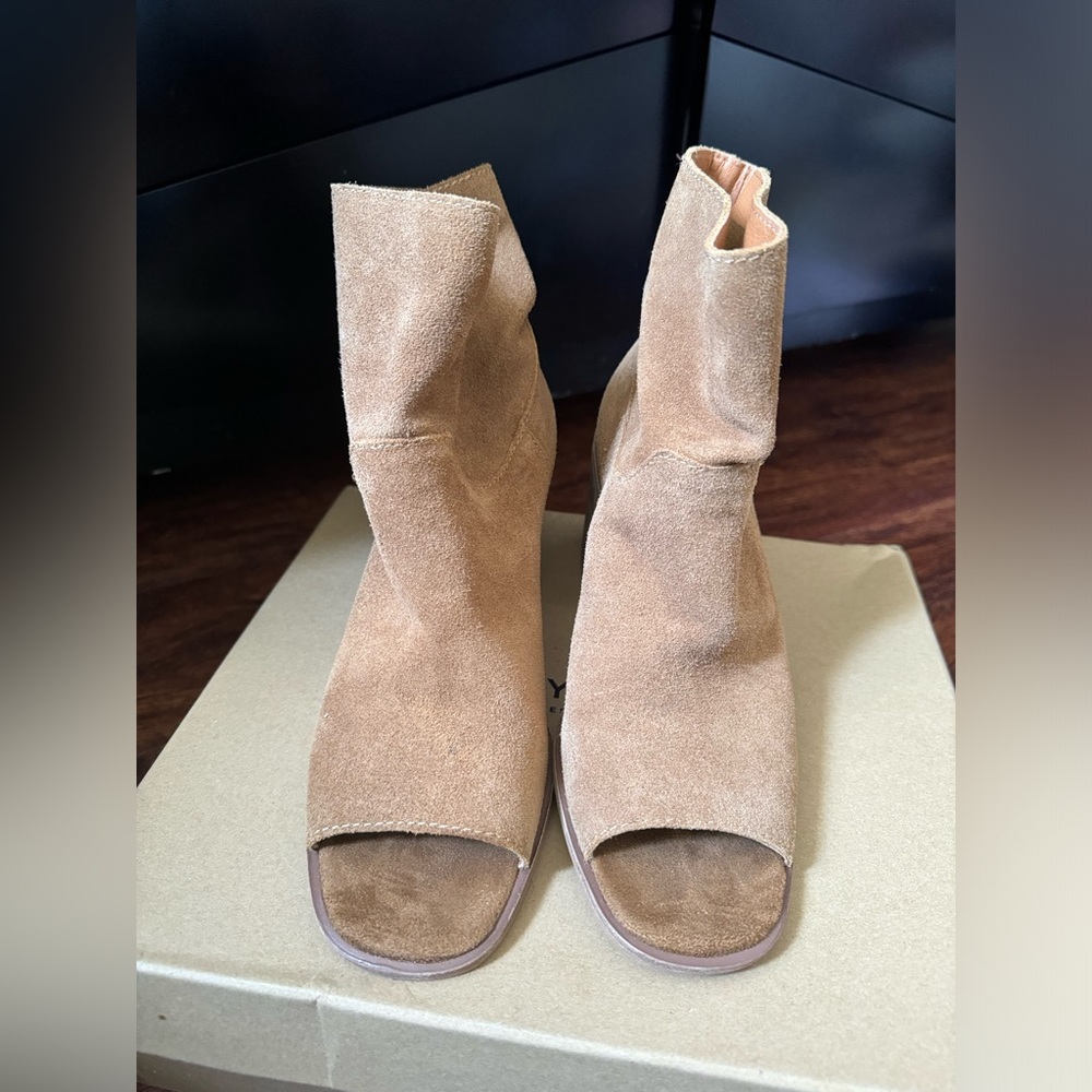 Lucky Brand Tan open Toe shoe sz 8.5